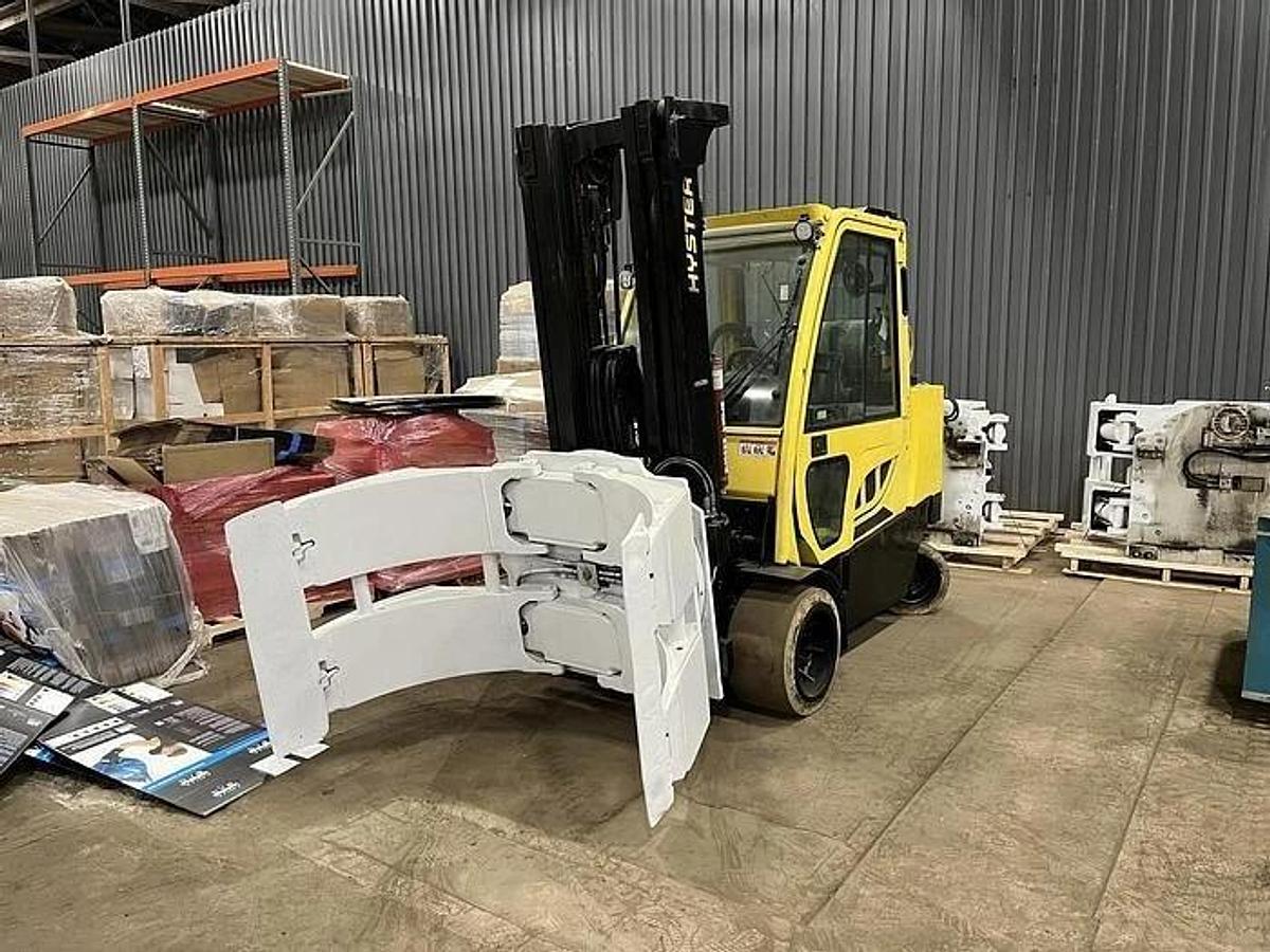 Used 2019 12,000 POUND HYSTER MODEL S120FTPRS ENCLOSED CABIN ROLL CLAMP FORKLIFT