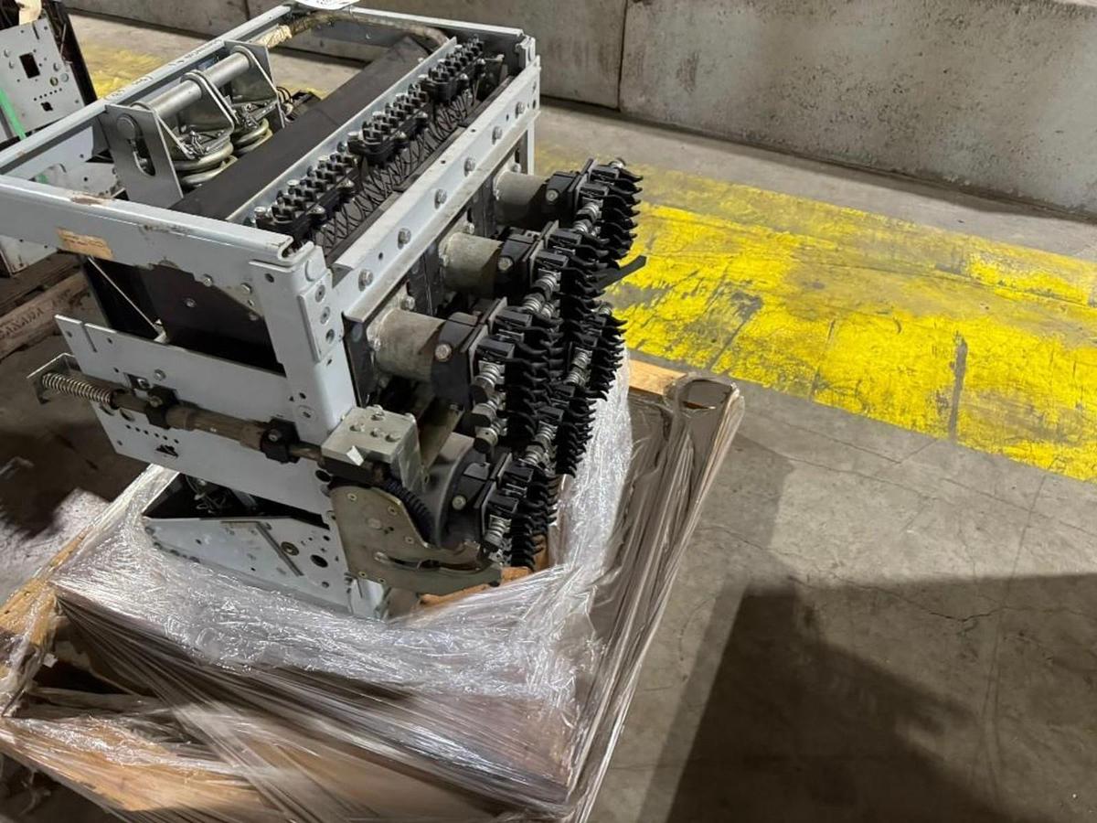 Used GENERAL ELECTRIC LOW VOLTAGE POWER CIRCUIT BREAKER AKR-6D-100 4000 AMPS