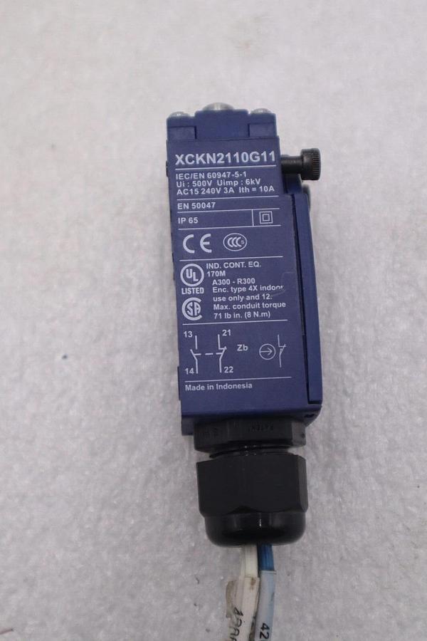 Used TELEMECANIQUE XCKN2110G11 LIMIT SWITCH #K-2642