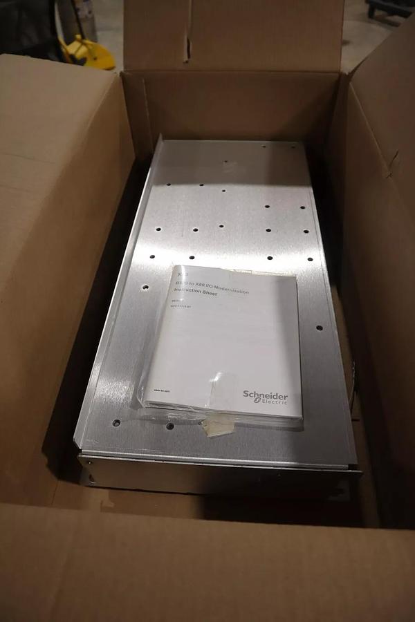 Used NEW Schneider Electric 990CHB80X80827 EVOLUTION PLC CHASSIS  11 POSITION #G3