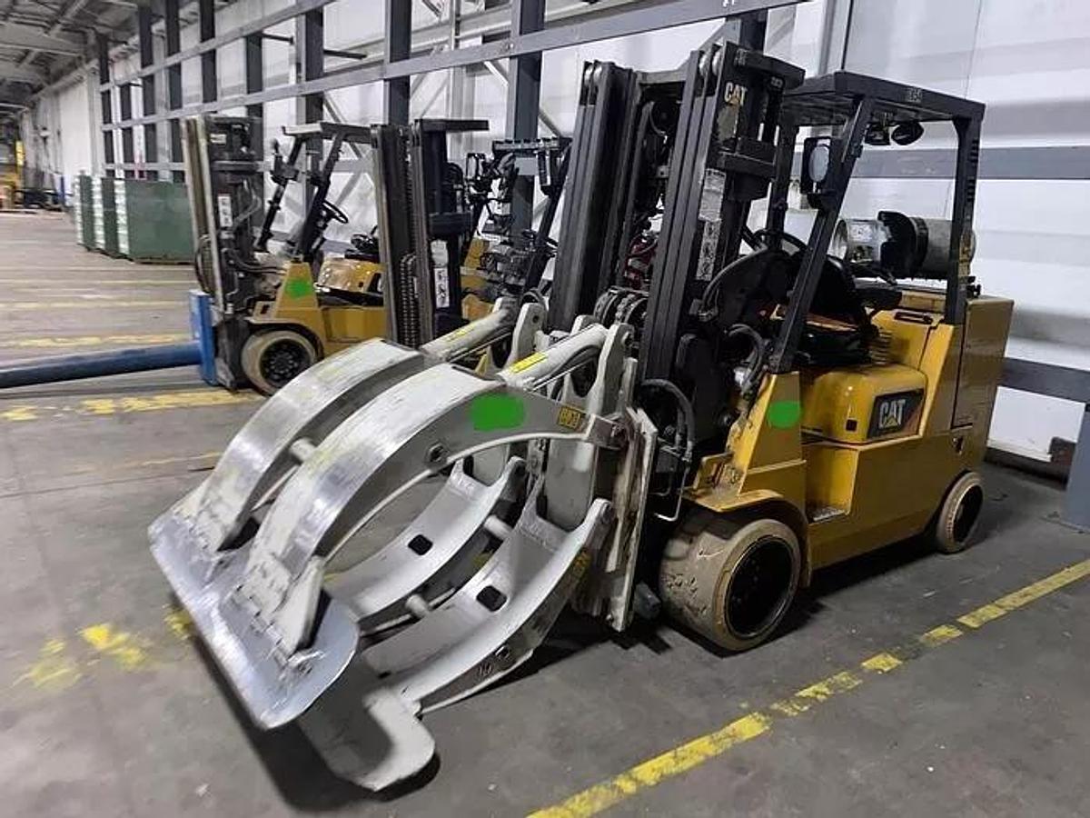 Used 12,000 POUND CATERPILLAR ROLL CLAMP TRUCK FORKLIFT MODEL GC55KPRSTR W/ 72" CLAMP