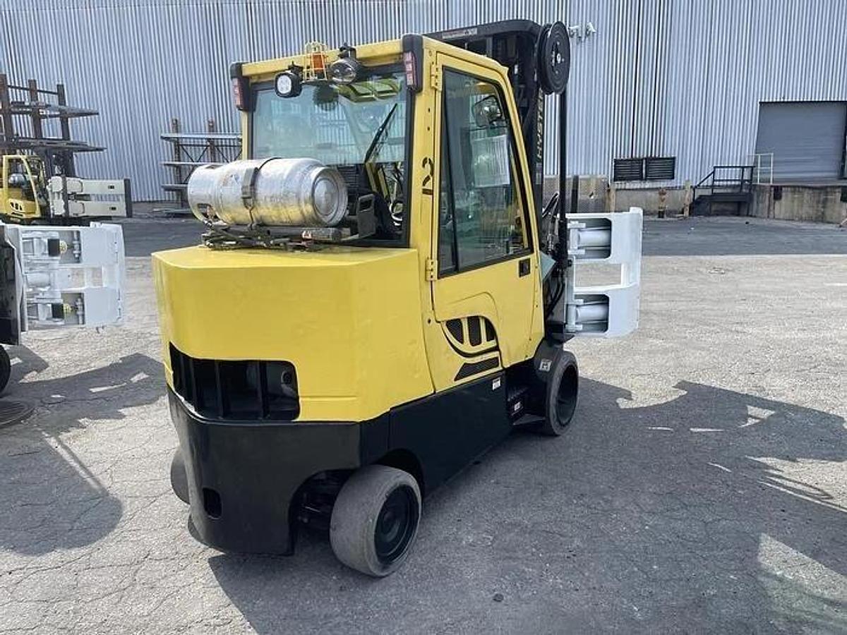 Used 12,000 POUND HYSTER MODEL S120FTPRS ENCLOSED CAB ROLL CLAMP FORKLIFT MFG. 2017