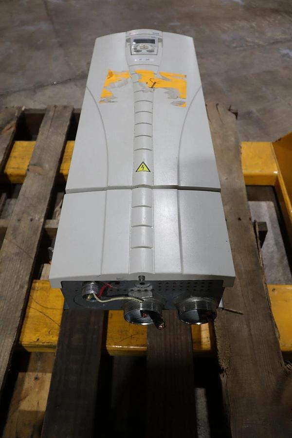 Used ABB ACH550-UH-125A-4 AC DRIVE 550 SERIES 3 PHASE 380-480 V AC STOCK HP142