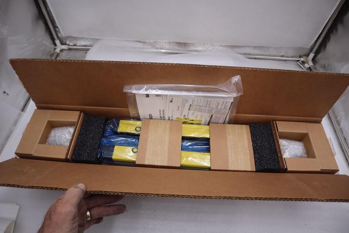 Used NEW OPEN BOX F3SG-4RA0320-14 OMRON detection safety light curtain STK 5604CC