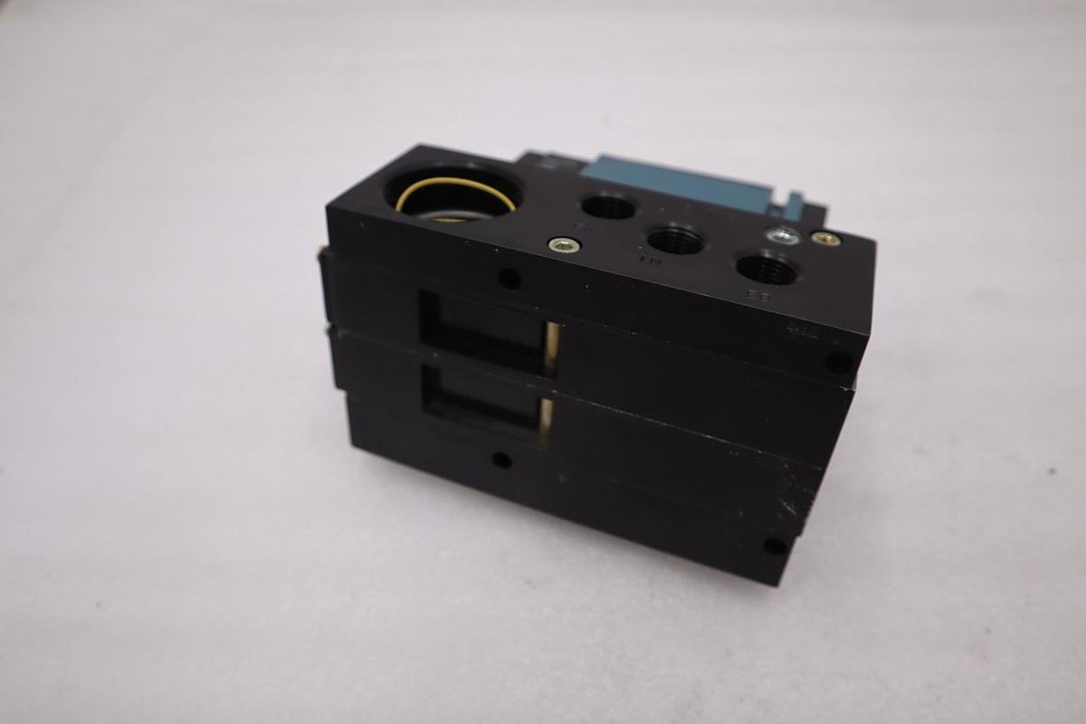 Used MAC VALVES (2) 92B-AAA-000-DM-DDAP-1DM W/ 92B-000-CJA MANIFOLD BASE STOCK H1302