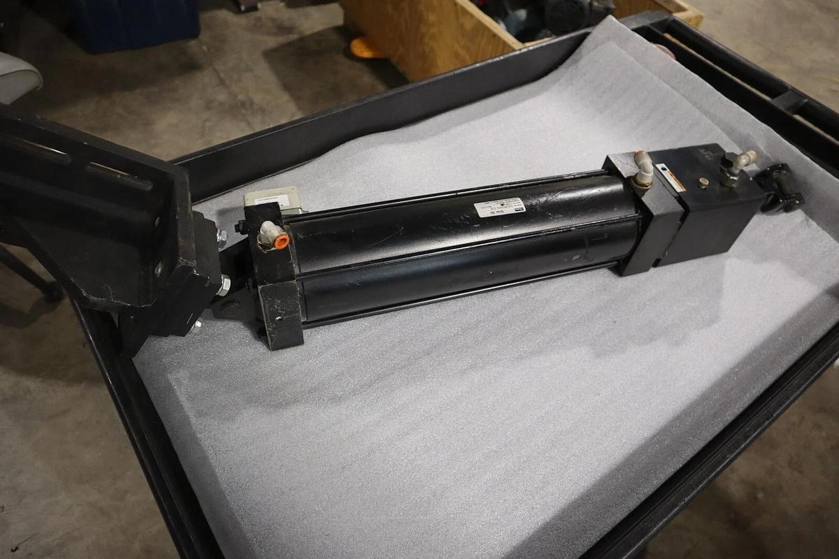 Used Parker Cylinders 04.00 CBB2AJUS14A 15.125 Series 2AJ STOCK M-65