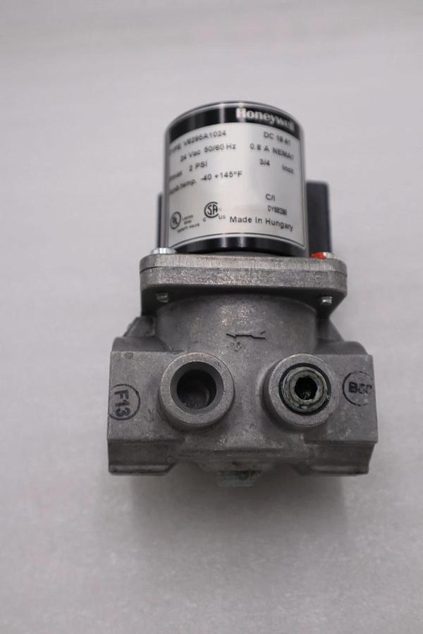 NEW OPEN BOX HONEYWELL V8295A1024 SOLENOID GAS VALVE STOCK H959A