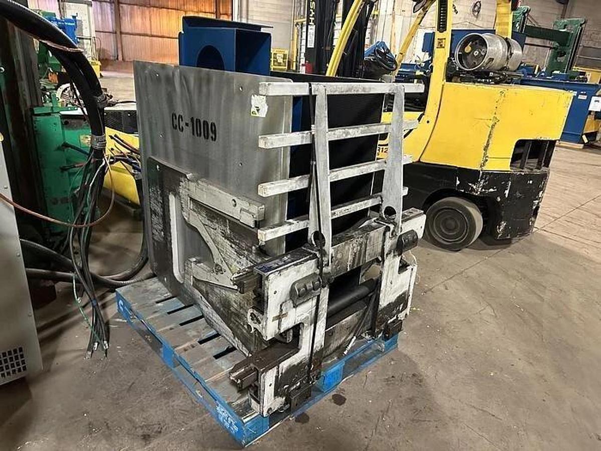 Used CASCADE 25D-CCS-35Q 2500LB CAPACITY CARTON CLAMP ATTACHMENT WITH SIDE SHIFT