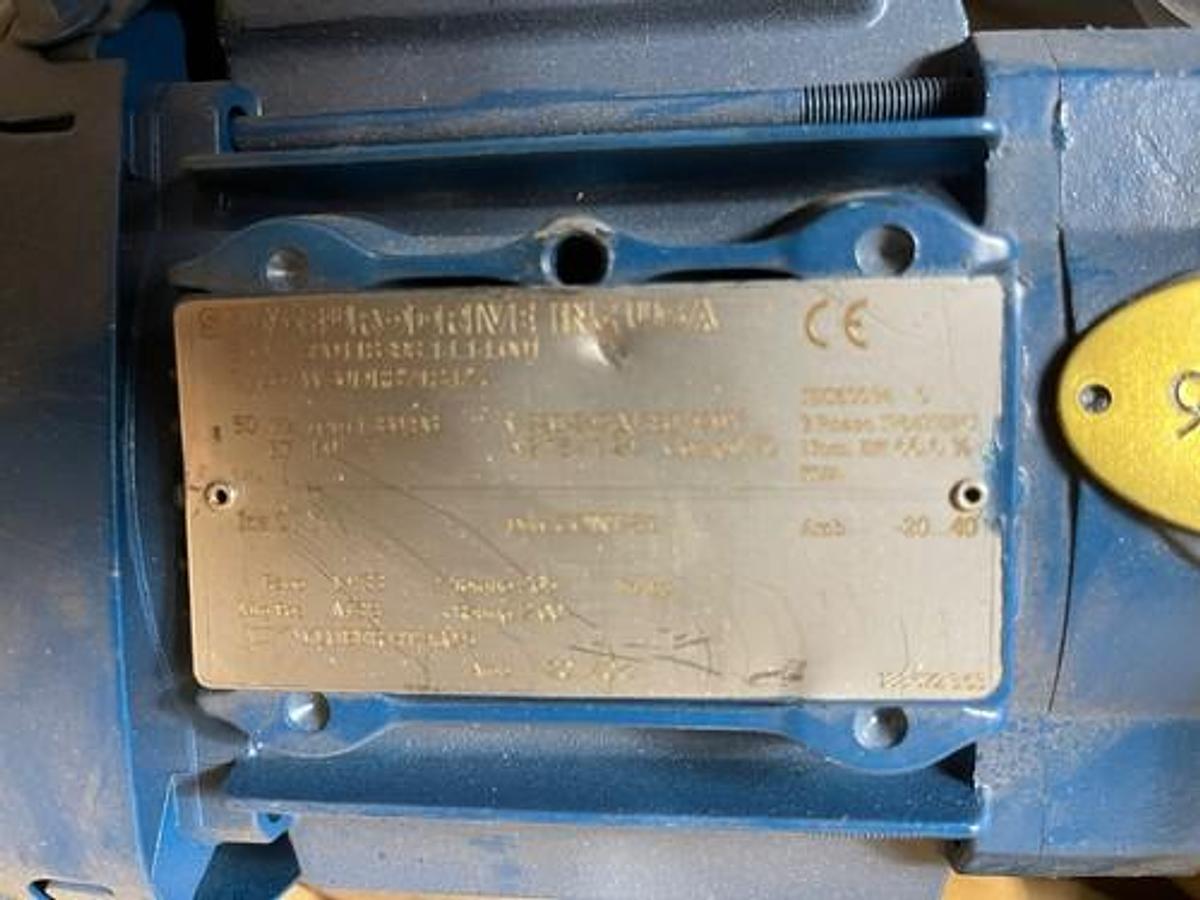 Used SEW-EURODRIVE w30drs71s4/z NEW IN BOX AC Motor .5 HP 1380 RPM S-68