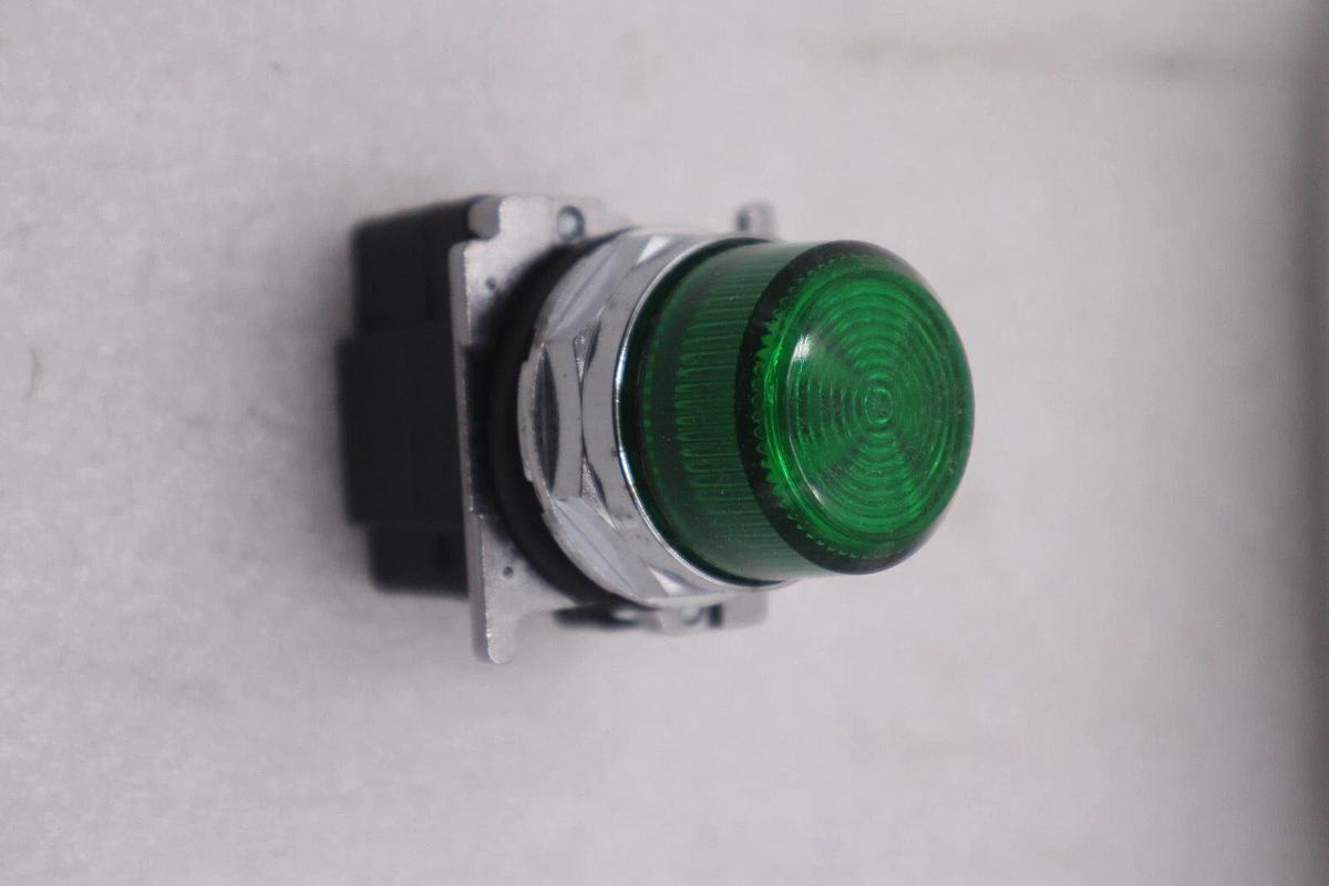 CUTLER HAMMER 10250T181NC2N Indicating Light NEW IN BOX STOCK K-3329