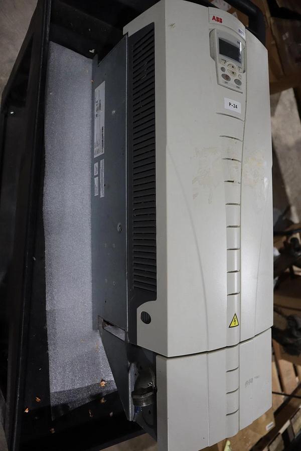 Used ABB ACH550-UH-125A-4 AC DRIVE 550 SERIES 3 PHASE 380-480 V AC STOCK S686