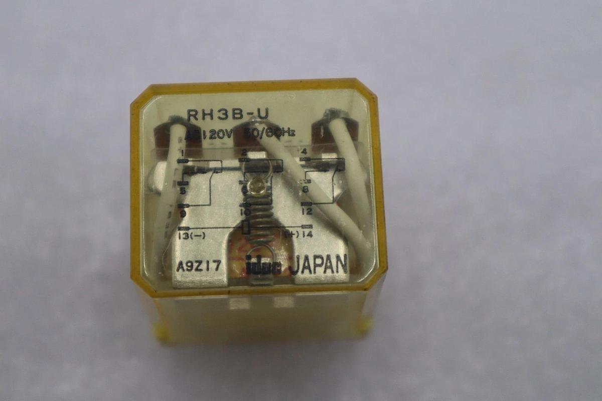 LOT OF 4 -- NEW OPEN BOX  IDEC RH4B-U Power Relay 220VAC STK H1528A