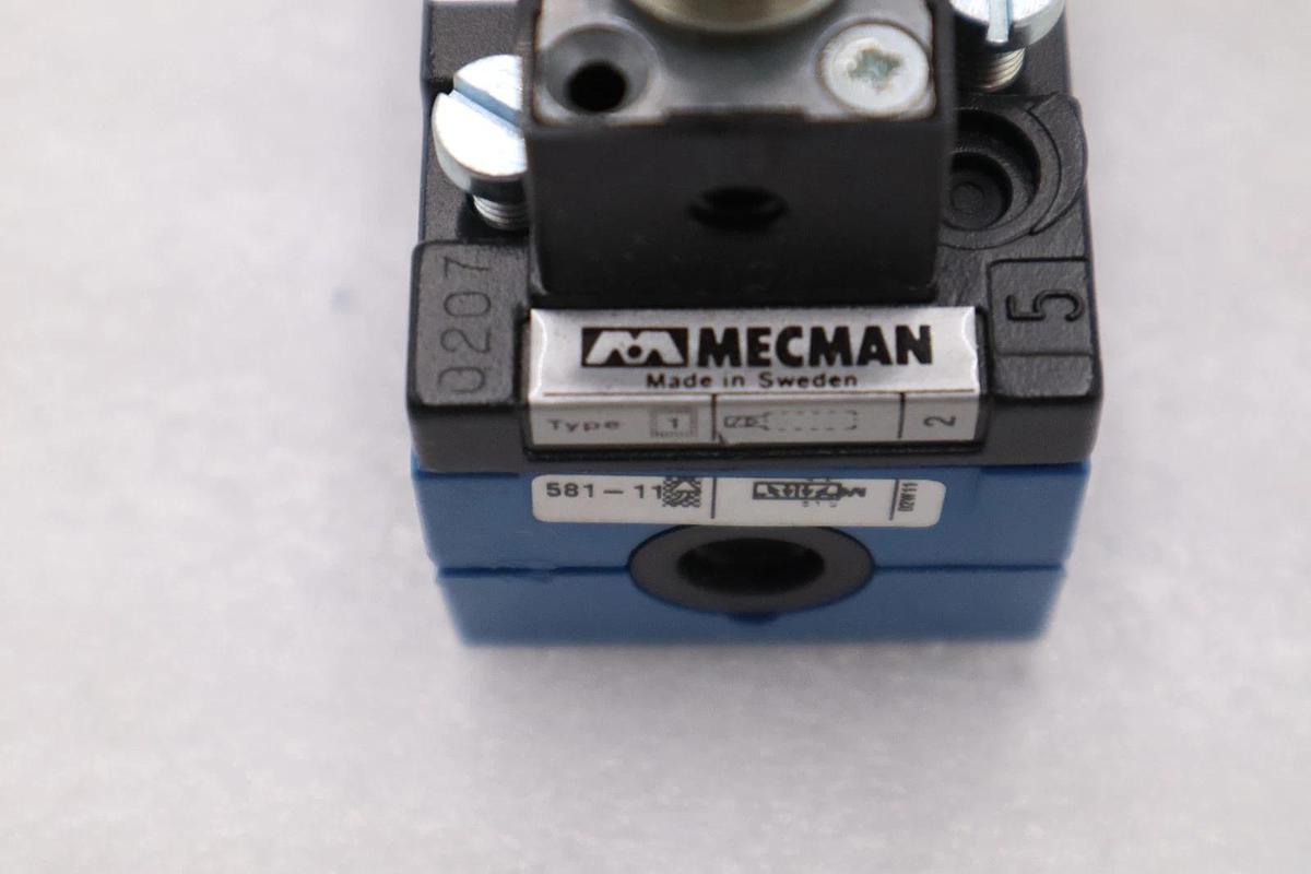 Used NEW BOSCH 581-111-010-0 PNEUMATIC DIRECTIONAL VALVE STOCK H1081A