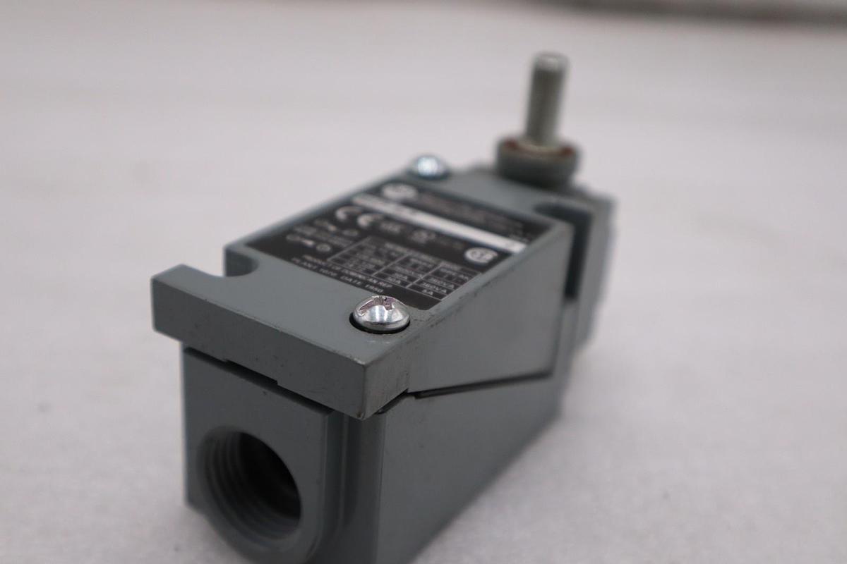 Used NEW OPEN BOX AB ALLEN BRADLEY 802T-ALP LIMIT SWITCH SER.J 802TALP STK K2111CC