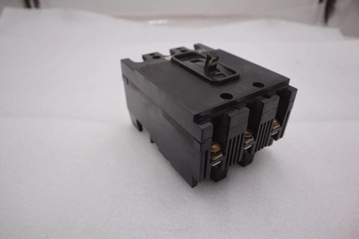 Used ITE CIRCUIT BREAKER EE3B015 15 AMP 3 POLE 240 VAC 125/250 VDC STOCK B-618