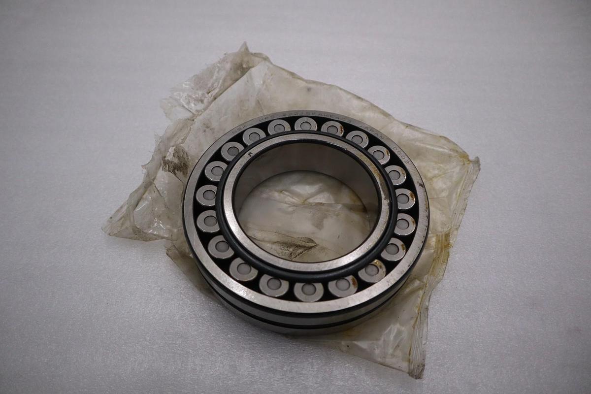 NEW IN BOX NSK Bearing 22215EAKE4C3 STOCK H1655A