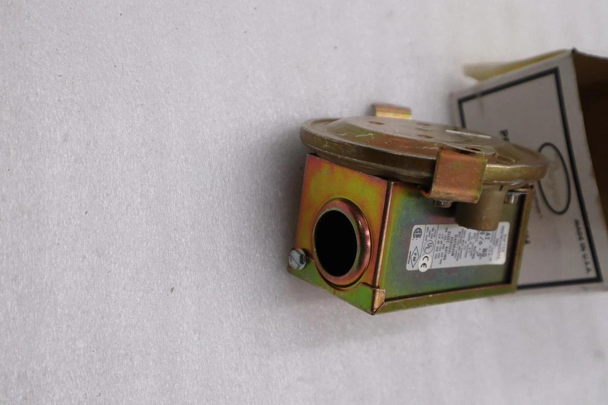 Used DWYER 1910-5 PRESSURE SWITCH, DIFFERENTIAL SERIES 1900 - STOCK 3837CC