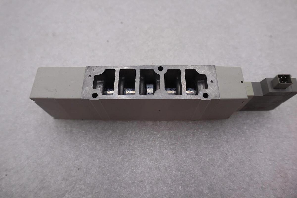 NEW OPEN BOX SMC SV4500-5FUD Double Solenoid Valve STOCK K-2473