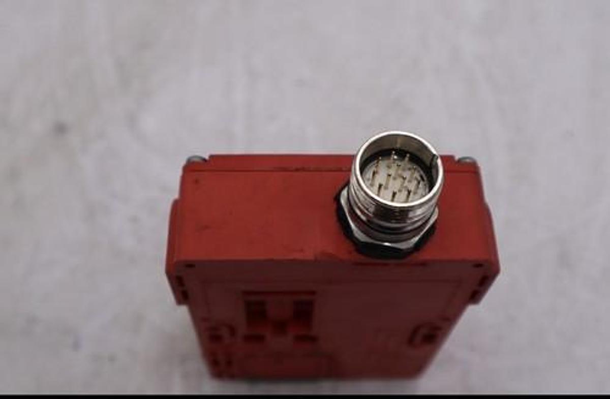 Used Allen Bradley Guardmaster TLS-3 GD2 QD SAFETY Interlock Switch TLS3GD2QD L-159