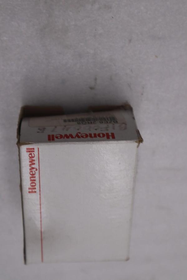 HONEYWELL BZE6-2RQ8 MICRO SWITCH NEW IN BOX STOCK G-134B
