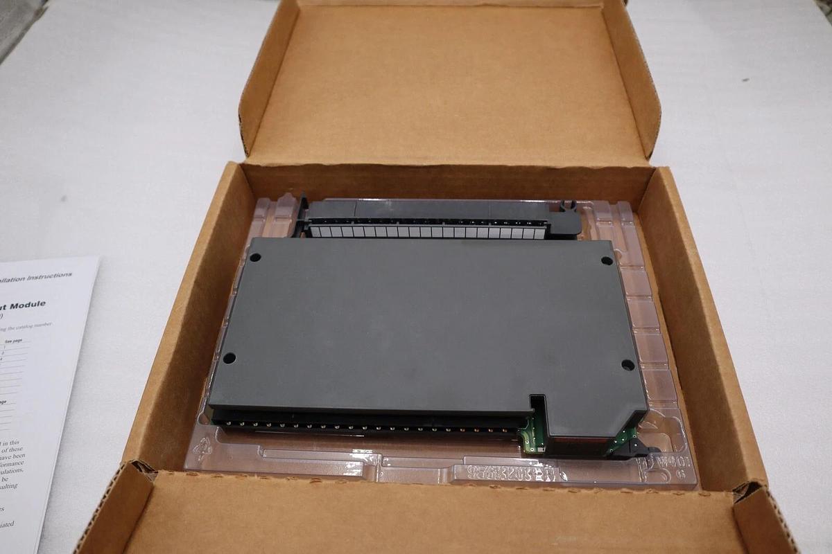 NEW OPEN BOX ALLEN-BRADLEY 1771-IAD/D SER. D 120V AC/DC INPUT MODULE STOCK 815-C