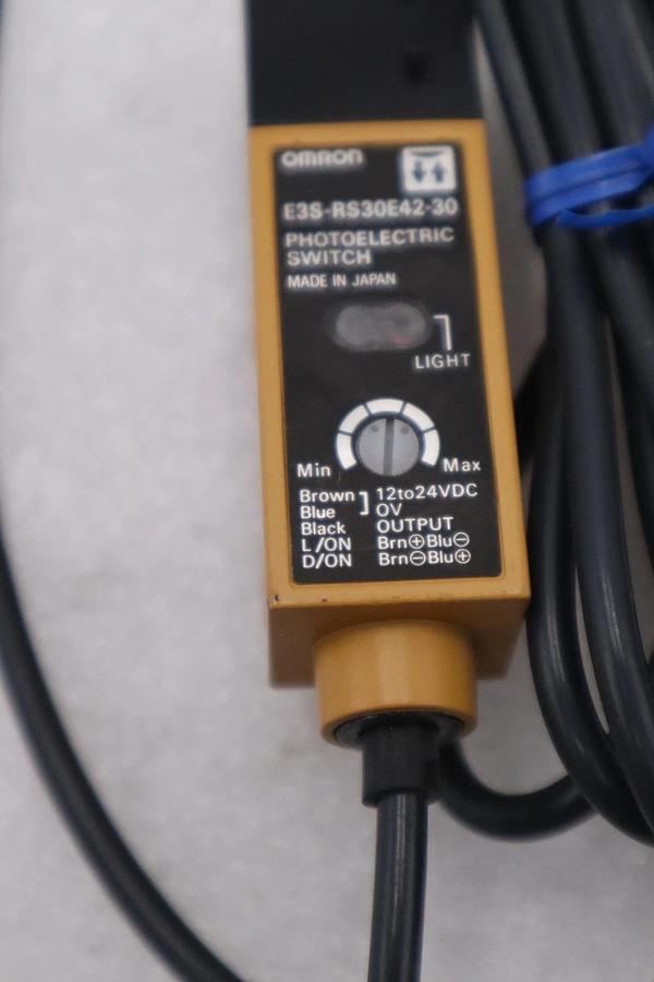 Used NEW NO BOX Omron E3S-RS30E42-30 Photoelectric Switch 12-24v-dc STOCK H1473A