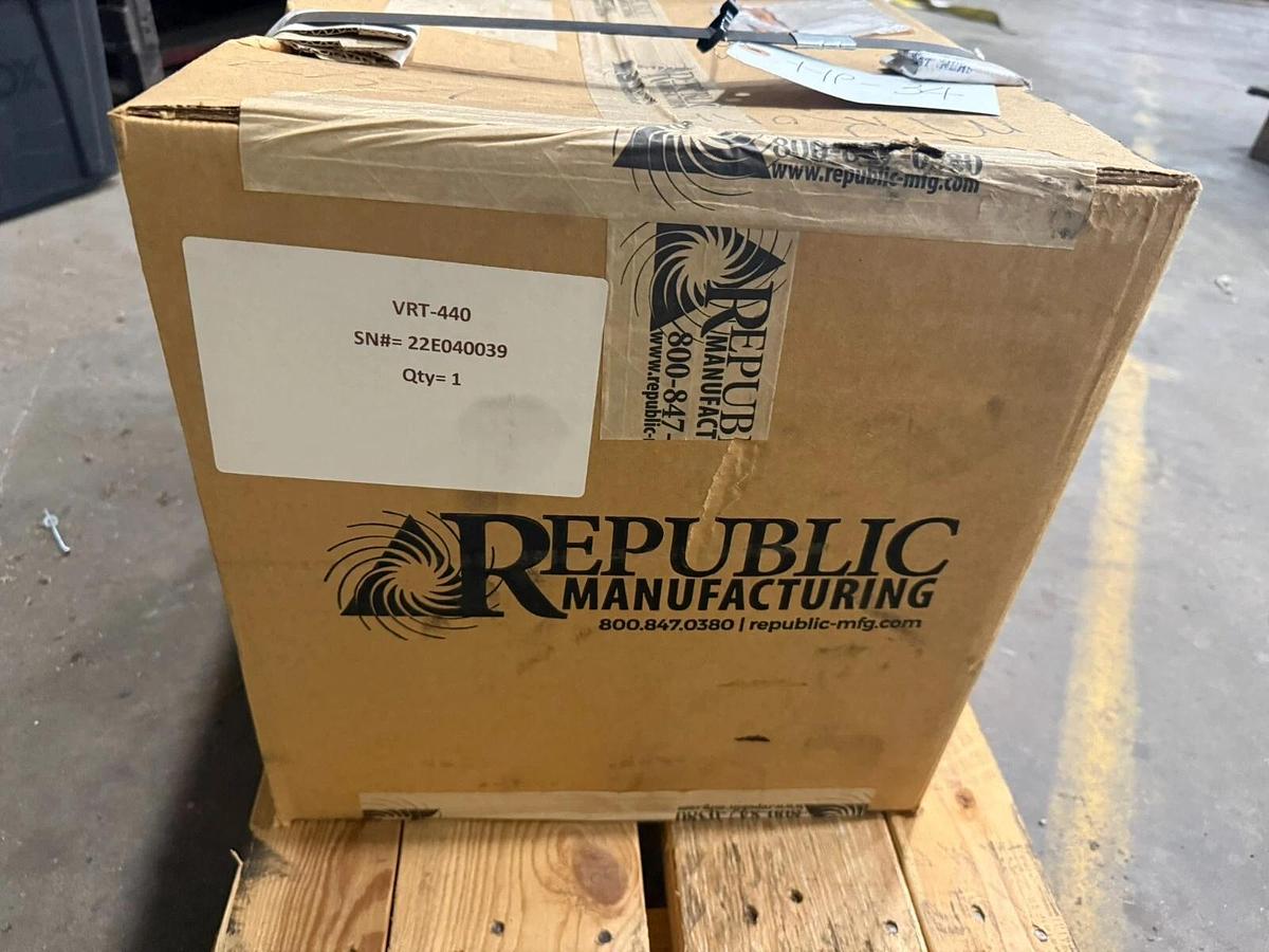 Used REPUBLIC ROTARY VANE VACUUM PUMP VRT-440 NEW IN BOX STOCK HP-34