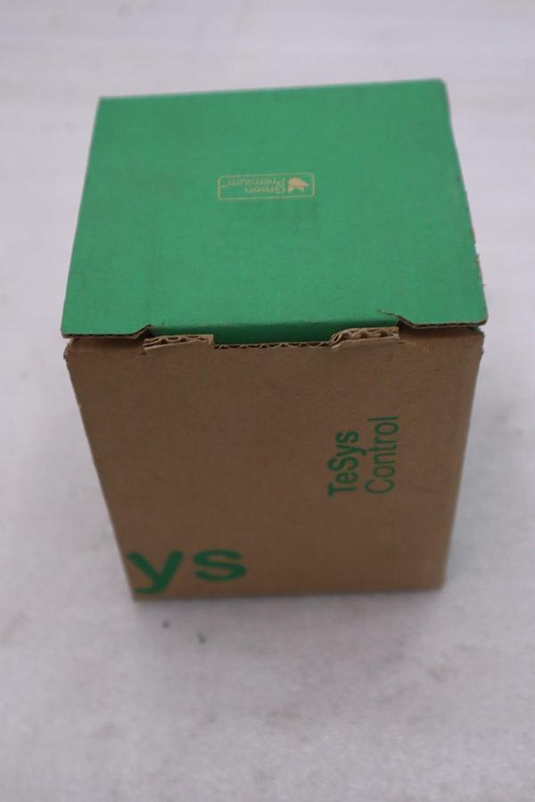 New Schneider Electric LC2D32G7 32amp Reversing Contactor Stock 3257A