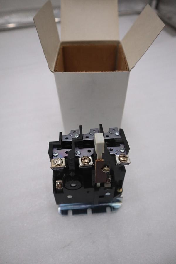 Used NEW OPEN BOX CUTLER HAMMER AA13A THERMAL OVERLOAD RELAY STOCK G423A