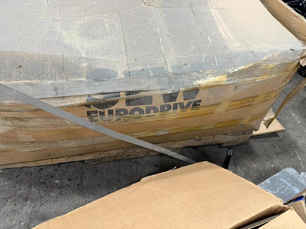 SEW-EURODRIVE R137R77DRE100L4 / R137R77DRE100L4/TH GEAR MOTOR NEW STOCK HP-17