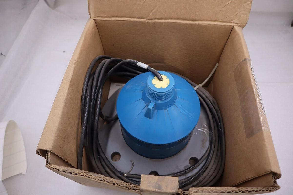Used NEW IN BOX SIEMENS MILLTRONICS Echomax XPS-30 Ultrasonic Transducer STOCK H456