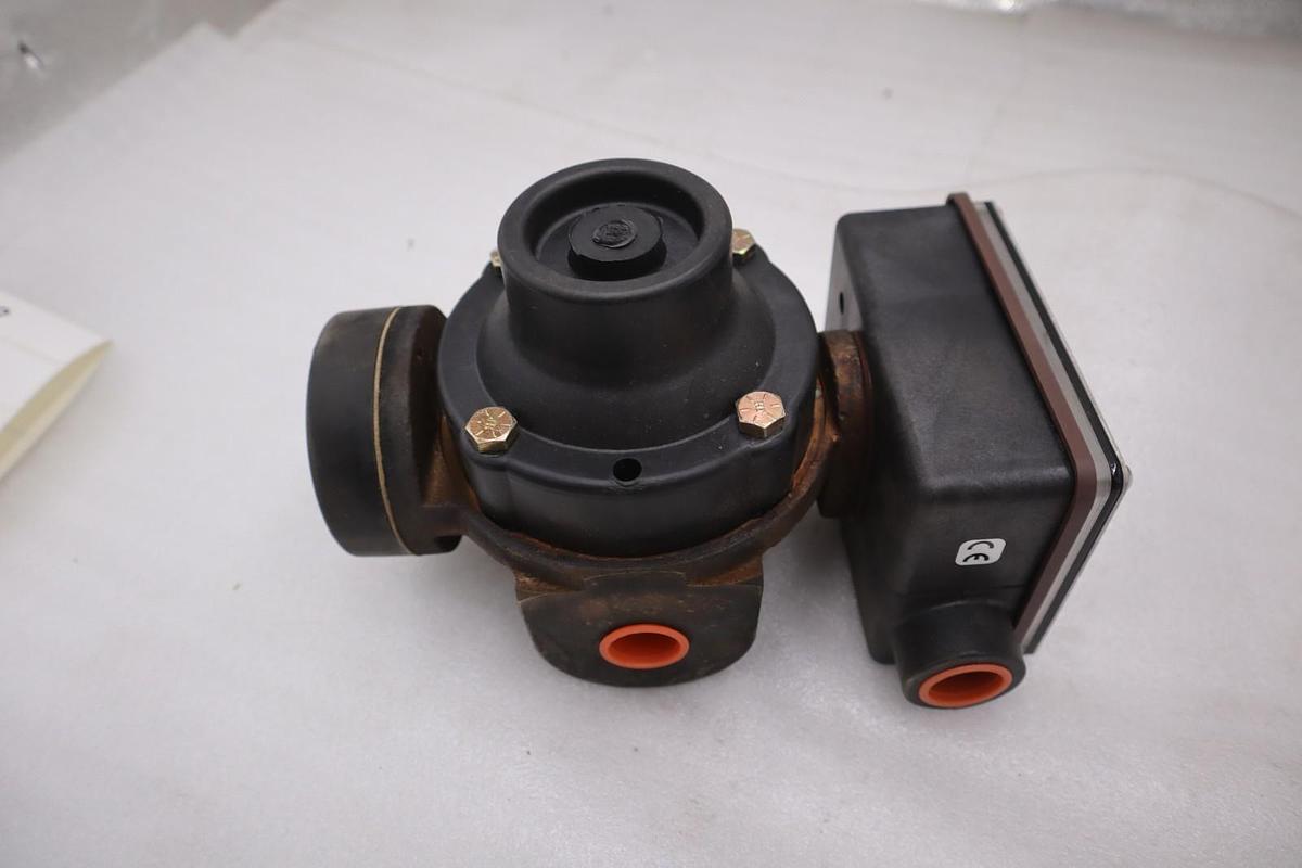 Used UNIVERSAL FLOW MONITORS MN-BSB20GM-6-32V1.0-A1XR FLOW METER - STOCK GF476