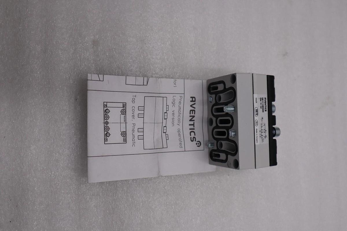 NEW OPEN BOX Aventics 5811130000 Valve System STOCK H1525A