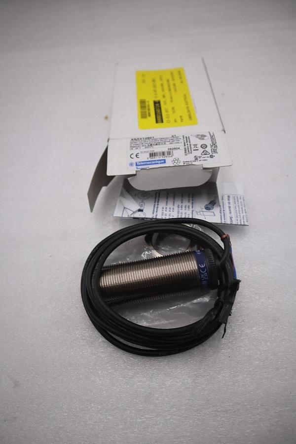 NEW TELEMECANIQUE XSAV12801 INDUCTIVE PROXIMITY SENSOR STOCK G619A