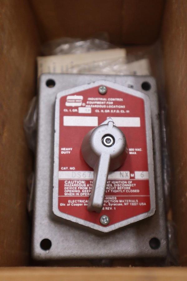 Used CROUSE-HINDS DS672 HAZARDOUS LOCATION COVER STOCK #5477