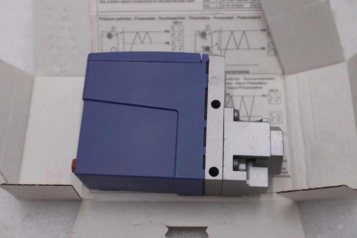 Used NEW TELEMECANIQUE Pressure Sensors XMLA020A2S13 STOCK K1670A