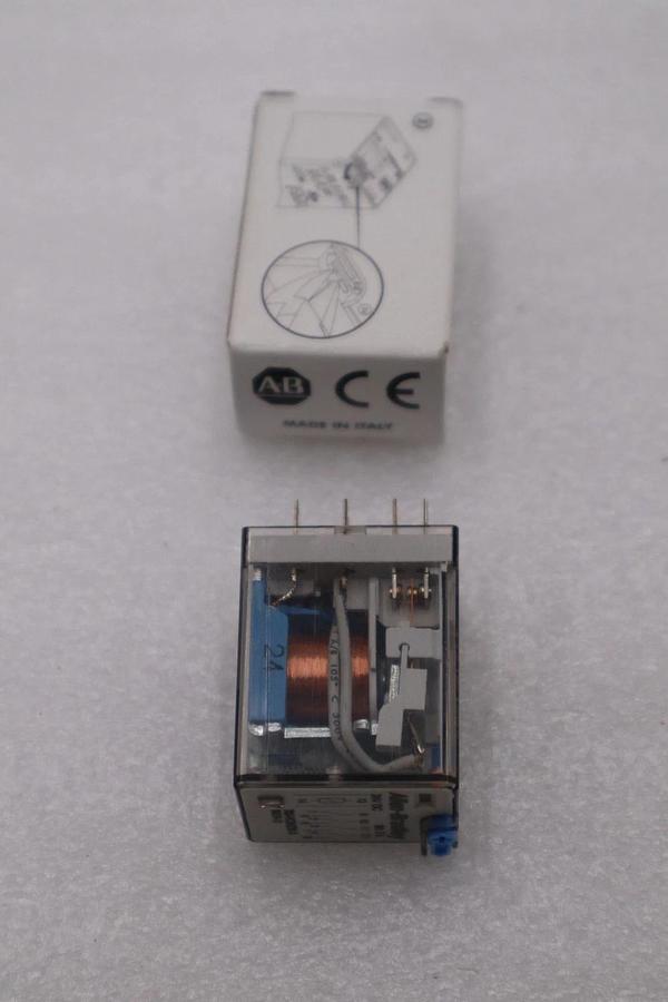 LOT OF 5 - ALLEN BRADLEY 700-HC24Z24-3 SER. D 24VDC 7A STOCK H851A