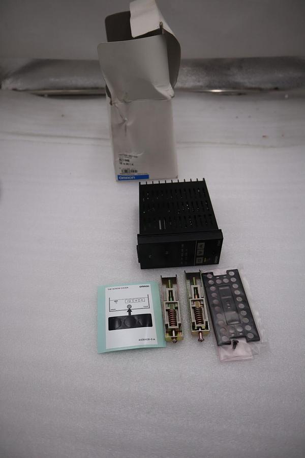 Used Omron E5EK-AA2-500 DIGITAL CONTROLLER MULTI-RANGE NEW IN BOX STOCK H1056