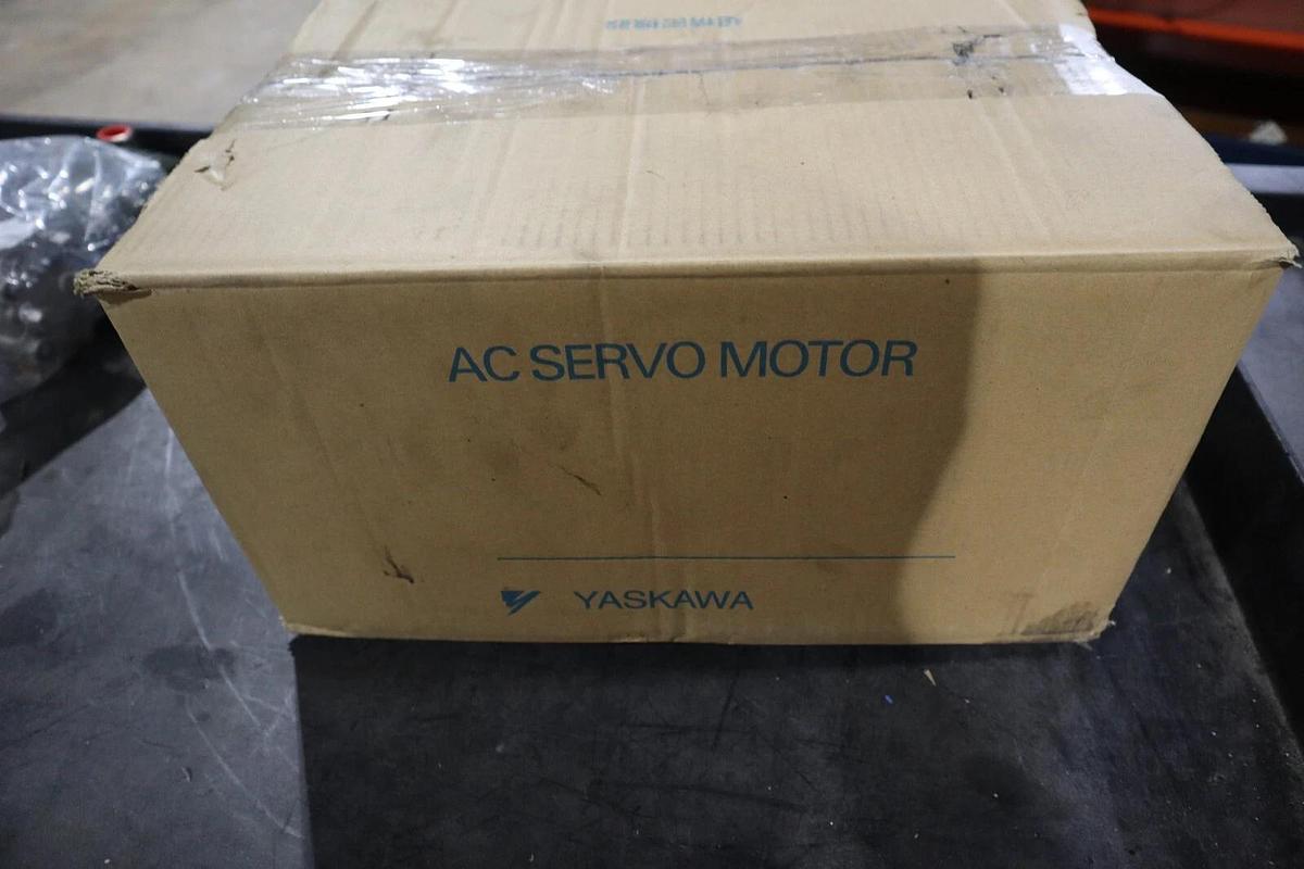 Used NEW IN BOX Yaskawa SGMGH-44ACA6E Motors-AC Servo STOCK 3479A