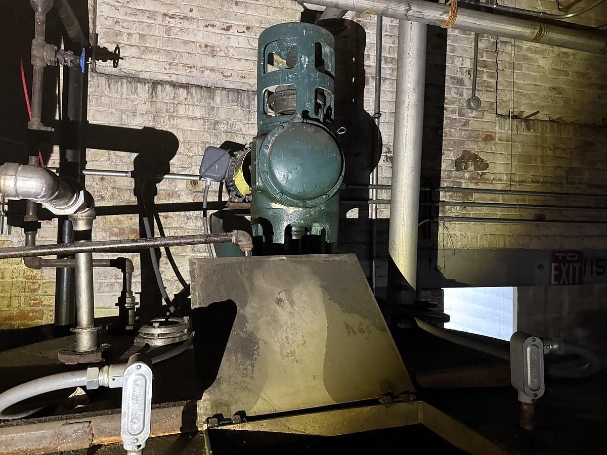 Used 1,250 GALLON 6' DIAMETER X 6' TALL TANK STAINLESS STEEL WITH AGITATOR (2 AVAIL)