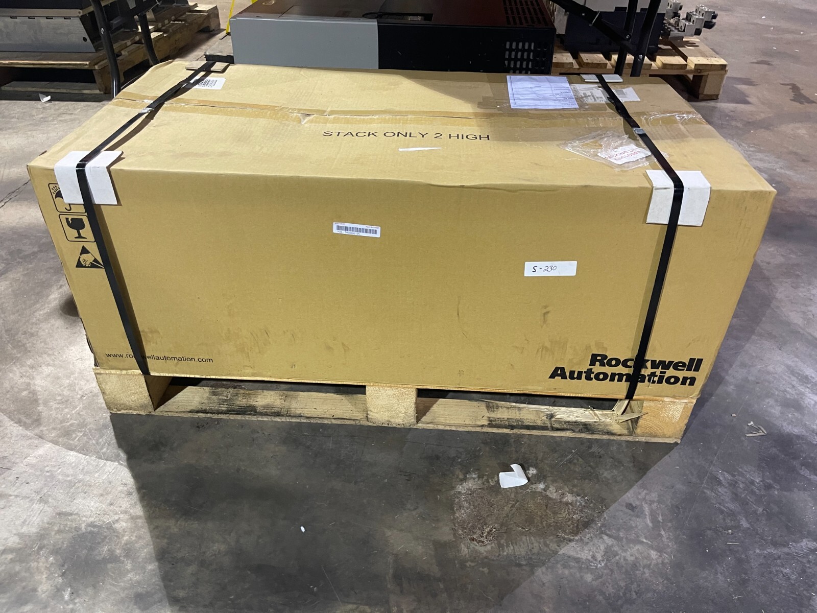 NEW ALLEN BRADLEY POWERFLEX 400 DRIVE 200 HP DRIVE 22C-D260A103 STOCK S-230