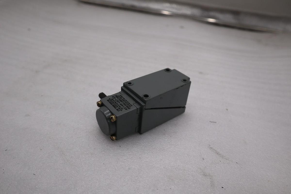 Used NEW OPEN BOX AB ALLEN BRADLEY 802T-ALP LIMIT SWITCH SER.J 802TALP STK L84C