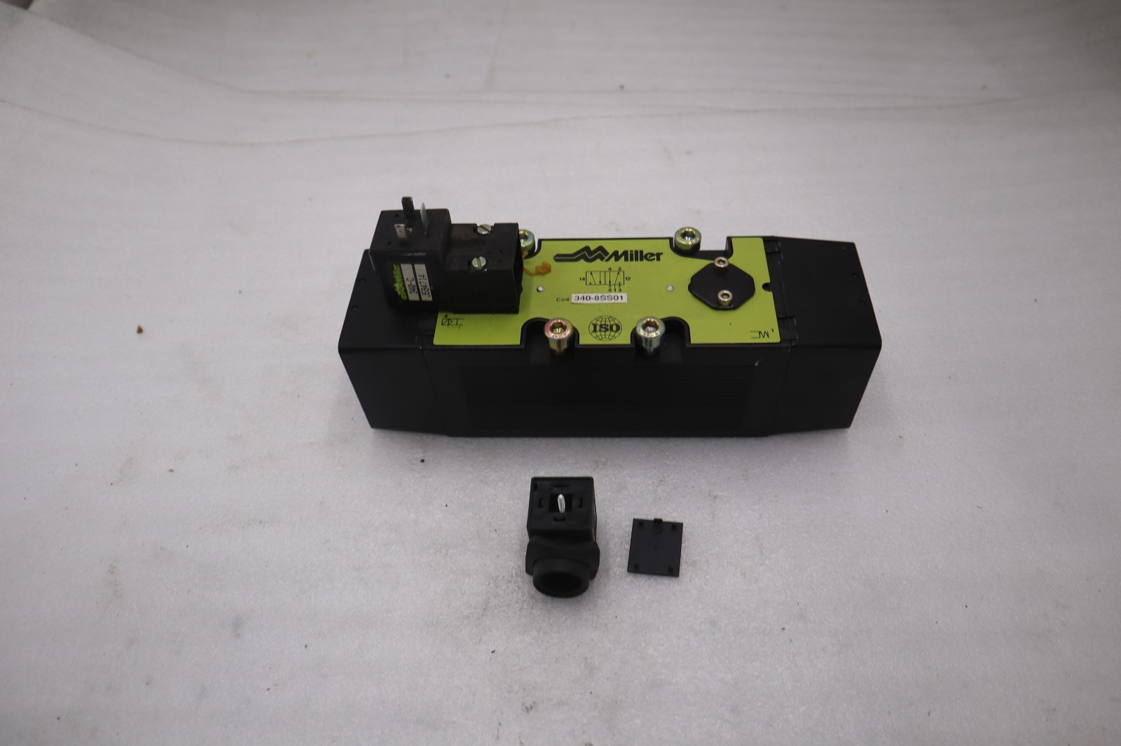 Used NEW OPEN BOX Miller 340-8SS01 Solenoid Valve STOCK 2058B