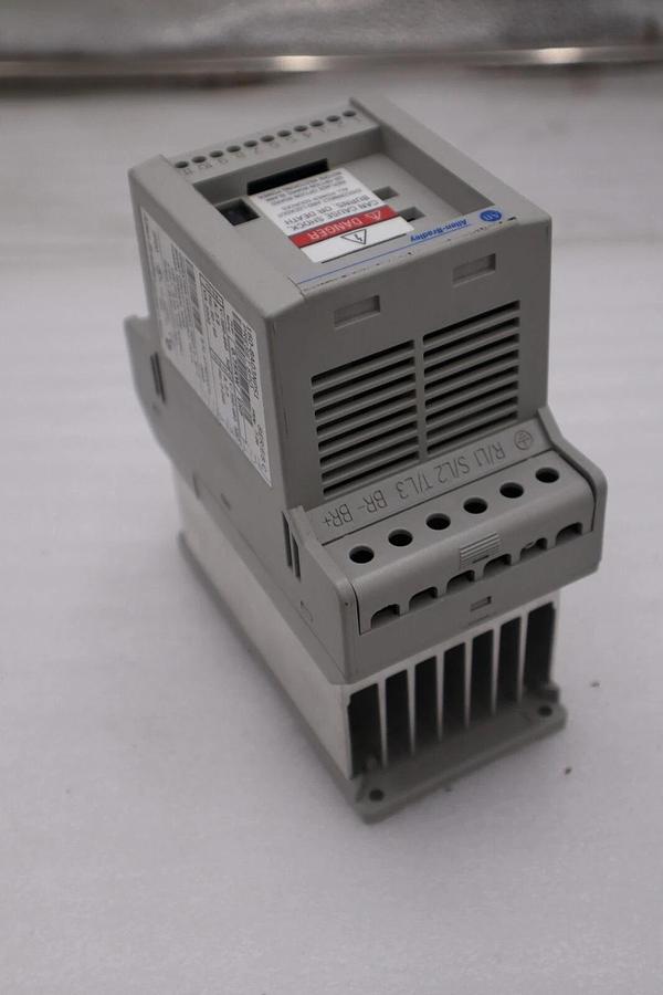 ALLEN BRADLEY 160-BA03NPS1 AC 1HP 380-460V-AC 0-240HZ DRIVE NEVER USED #H384A