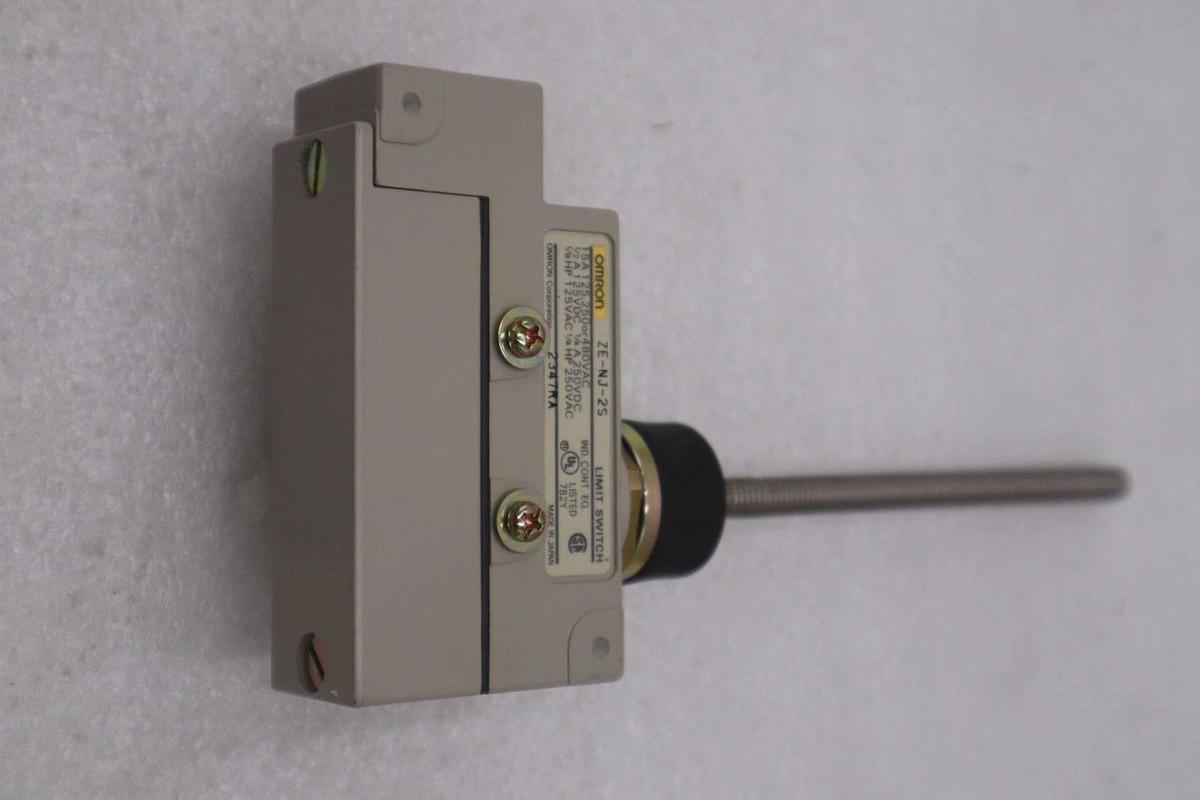 NEW OPEN BOX Omron Limit switch ZE-NJ-2S ZENJ2S STOCK K1620A