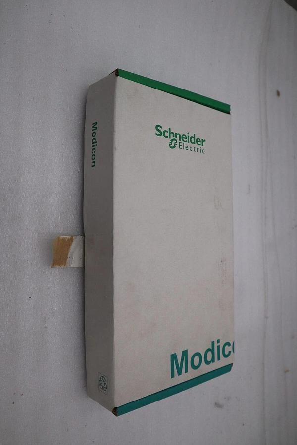 Used NEW IN BOX SCHNEIDER ELECTRIC 140-CPS-524-00 / 140CPS52400 STOCK G211A