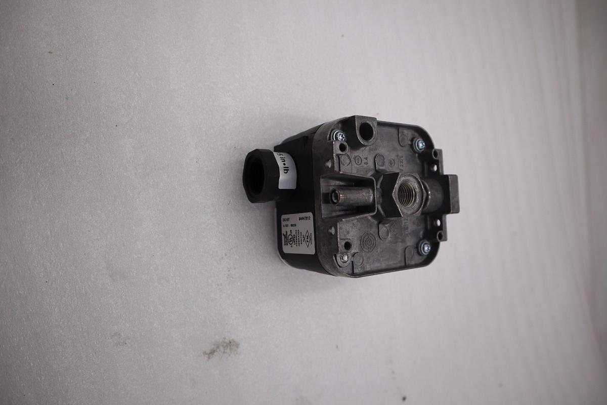 Used Krom Schroder DG10T Pressure Switch 0.4-4.0 IN WC 1.0-10 BAR STOCK H428A