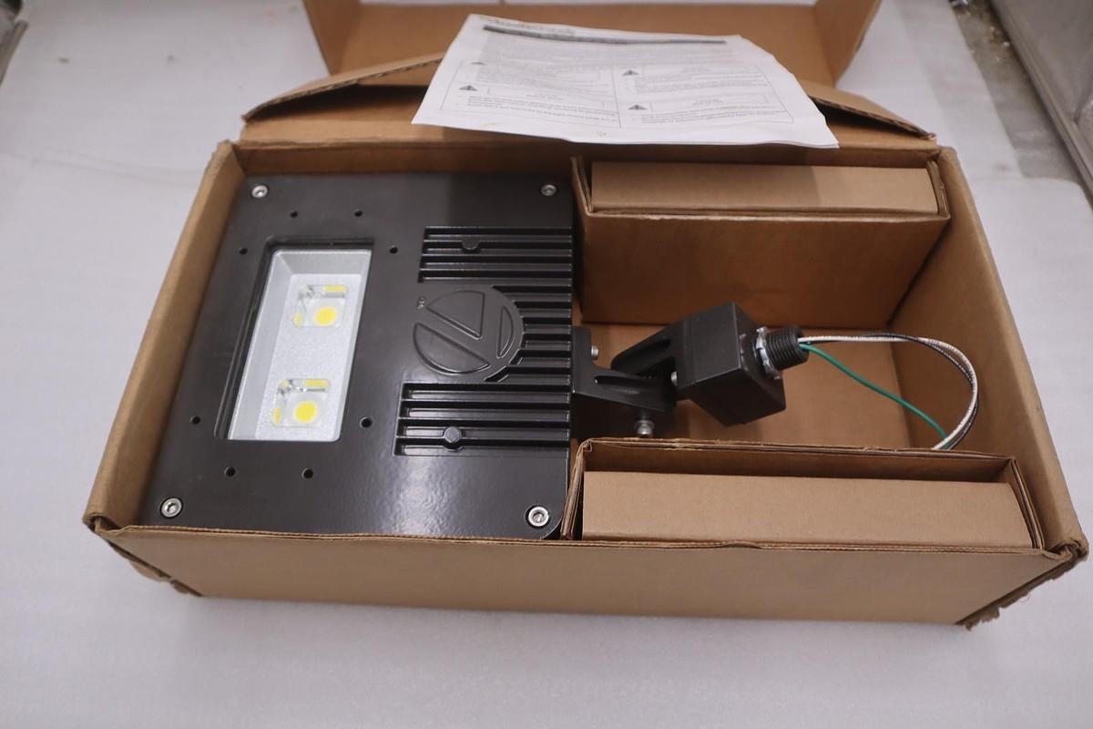 Lithonia DSXF1-LED-P2-50K WFL MVOLT THK DDBXD FLOODLIGHT - NEW IN BOX - GF999