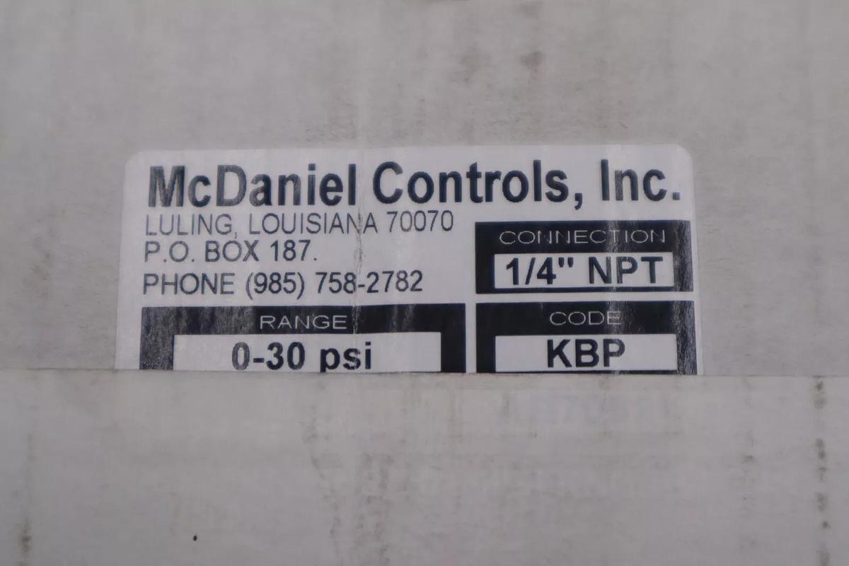 NEW OPEN BOX McDaniel Controls Pressure Gauge 0-30 PSI 1/4 Npt STOCK K-3377