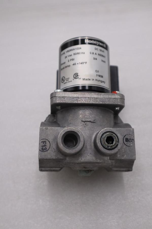 Used NEW OPEN BOX HONEYWELL V8295A1024 SOLENOID GAS VALVE STOCK H959A